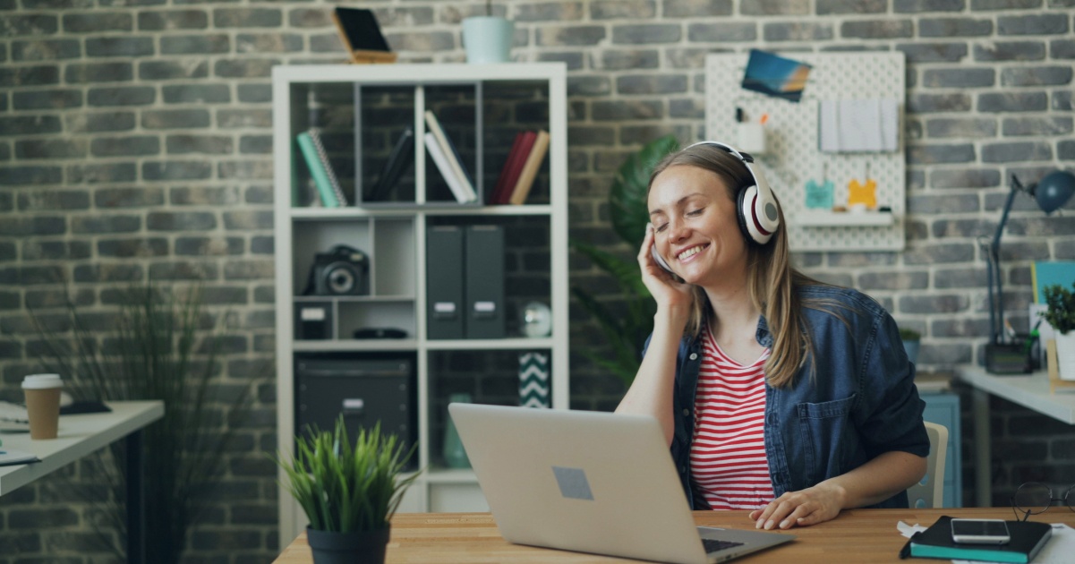 10 Must-Listen Freelance Podcasts to Add to Your Playlist