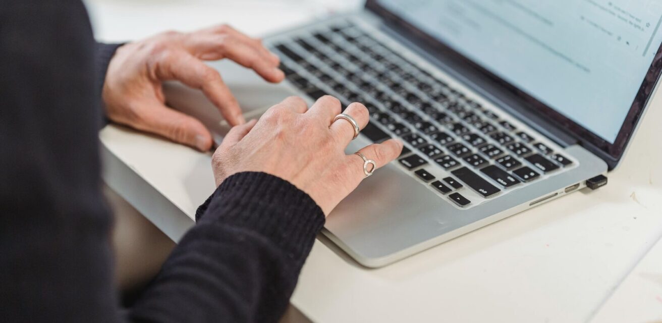 Windows vs. Mac: Which Is Better for Proofreading?